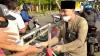 Heboh, Youtuber Ustaz Ujang Bustomi Bagikan Uang di Jalanan Kota Cirebon