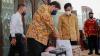Airlangga Hartarto Serahkan 100 Oxygen Concentrators ke Pemkot Solo 