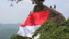 Sambut HUT RI, Bendera Merah Putih Raksasa Dikibarkan di Atas Gunung Munara Bogor