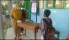 PTM di Banyumas, Begini Momen Siswa SD Bantu Guru Angkat Meja Kursi 
