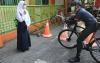  Pelajar SMP Ini Kaget Diadang Ganjar di Depan Sekolahnya, Ternyata Dihadiahi Sepeda