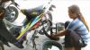 Perempuan Asal Kendal Ini Belasan Tahun Geluti Profesi Jadi Tukang Tambal Ban 