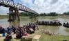 Jembatan Bojonegoro-Tuban Ditutup, Pemotor Seberangi Bengawan Solo dengan Perahu
