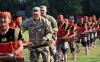 Wow Keren, US Army Main Musik Thek-Thek Banyumasan di Markas Banteng Raiders