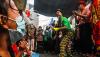 Aksi Para Badut Hibur Masyarakat Terdampak Kebakaran Tambora - Bagian 2