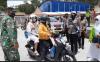 Peringati Hari Sumpah Pemuda, Polisi dan Mahasiswa Bagikan Susu Segar ke Warga