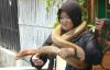 Rayakan Ultah, Ratu Ular di Purwokerto Ini Bergulat dengan King Cobra