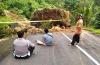 Longsor Batu Besar di Gunung Gajah Tutup Jalan, Jalur Damri YIA-Borobudur Dialihkan