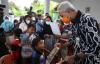 Begini Cara Ganjar Hibur Anak-anak di Pengungsian Desa Karanggintung Cilacap