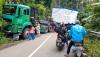 Truk Trailer di Bondowoso Tabrak Tebing dan Tutup Jalan, Lalu Lintas Macet Total