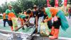 Demo Buruh Bubar, Petugas PPSU Gerak Cepat Bersihkan Sampah Berserakan di Jalan - Bagian 2