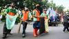 Demo Buruh Bubar, Petugas PPSU Gerak Cepat Bersihkan Sampah Berserakan di Jalan - Bagian 3