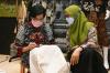 Perkenalkan Batik di Perhelatan G20, Sri Mulyani Coba Mencanting Batik