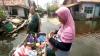 Pantang Menyerah, Penjual Sayur di Pekalongan Ini Gunakan Rakit Agar Tetap Jualan saat Banjir 