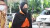 Duh, Tersangka Korupsi Ini Tutupi Rompi Tahanan KPK dengan Kerudung - Bagian 3