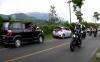 Penampakan Deretan Pengendara Mobil Minggir Tunggu Jokowi lewat Naik Motor