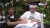 Tukang Cilor dari Garut Minta Tanda Tangan dan Curhat soal Jalan Rusak ke Dedi Mulyadi