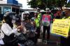 Operasi Keselamatan Progo 2022, Polres Kulonprogo Bagikan Bunga Mawar kepada Pengguna Jalan