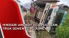 Video Hindari Angkot Ugal-ugalan, Truk Semen Terguling