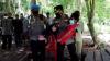 Aksi Heroik Kapolres di NTT, Turun Lapangan Gendong Bocah Disabilitas untuk Divaksin