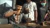 Kunjungi Sentra Ukir di Jepara, AHY Mencoba Memahat Relief 