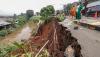 4 Motor Tertimbun Longsor di Bantaran Sungai Ciliwung