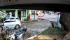 Terekam CCTV, Pemotor Selamat Usai Terserat Truk di Jalan Raya Cugenang Cianjur
