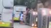 Papasan dengan Bus di Jalan Sempit, Perempuan Seksi Ini Nekat Terabas Dinding Bukit dan Terguling
