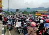 Macet Parah! Mobil dan Motor Padati Kawasan Gunung Mas