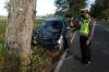 Mengantuk saat Mengemudi, Polisi Tabrak Pohon di Tepi Jalan