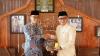 Silaturahmi ke Ponpes Darusalam Ciamis, Ketua Golkar Jabar Dapat Hadiah Buku Islam Moderat