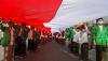 Ratusan Masyarakat Lintas Agama Bentangkan Merah Putih Sepanjang 300 Meter