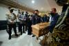 Disambut Erick Thohir dan Muhadjir Effendy, Jenazah Eril Tiba di Tanah Air - Bagian 2