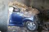 Brakkk, Mobil Tabrak Dinding Rumah hingga Jebol