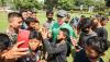 Shin Tae-yong jadi Sasaran Selfie Puluhan Bocah Usai Pimpin Latihan Timnas U-19