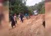 Viral Aksi Heroik Emak-Emak di Buton Utara Tarik Bus Terjebak Jalan Rusak