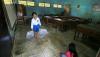 Potret Anak-Anak Bermain Air yang Membanjiri Ruang Kelas Sekolah di Indramayu