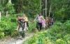 Aksi Heroik Babinsa Gendong Nenek yang Hilang 3 Hari di Hutan