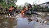 Warga Binaan dan Prajurit Kopassus Ikuti Lomba Bersihkan Sungai Ciliwung - Bagian 4