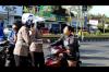 Keren Lho, Polres Bantul Tertibkan Pelanggar Lalu Lintas sambil Bagi-Bagi Sembako
