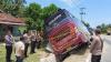 Bus Rombongan Atlet Karate Terperosok Masuk Drainase di Jalinsum, 3 Orang Terluka
