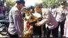 Pedagang Kerupuk Ini Sujud Syukur dan Menangis Barang Dagangannya Diborong Kapolres Kendal