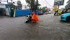 Pengendara Nekat Lewati Banjir di Jalan Cirendeu Raya - Bagian 2