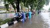 Pengendara Kompak Angkat Sepeda Motor Lewati Banjir di Depan Mal Gandaria City