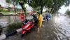 Pengendara Kompak Angkat Sepeda Motor Lewati Banjir di Depan Mal Gandaria City - Bagian 3