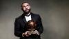 Foto-Foto Karim Benzema Angkat Trofi Ballon d'Or 2022 - Bagian 3