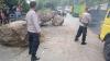 Kronologi Batu Besar Longsor Timpa 2 Mobil di Cadas Pangeran Sumedang