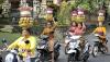 Begini Hebatnya Perempuan Bali, Naik Motor Bawa Sesajen di Kepala Tanpa Terjatuh - Bagian 1