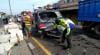 Mobil Sayur Tabrak PJU lalu Terguling di Jalan Raya Jombang, Suami Istri Terluka