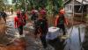 Banjir Belum Surut di Kalteng, Relawan Keliling Naik Perahu Cek Kesehatan Warga - Bagian 3